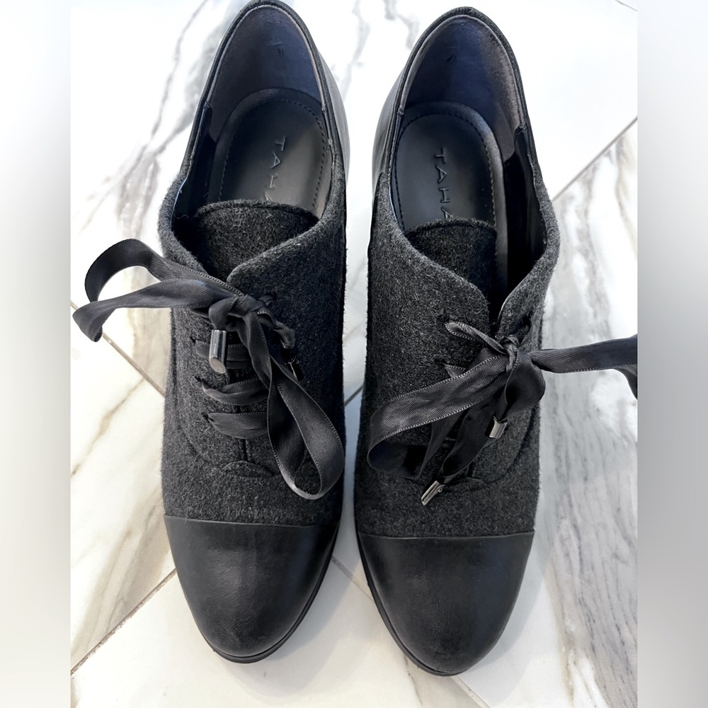 Tahari Travis Gray Wool Black Leather Oxford Heels